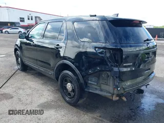 2018 Ford Police Interceptor Utility z VIN 1FM5K8AR4JGB93026, wystawiony jako IAAI lot #41975110 z przebiegiem 104 386 mil mil oraz . Historia ofert i sprzedaży dostępna na DreamBid. Obrazek 3.
