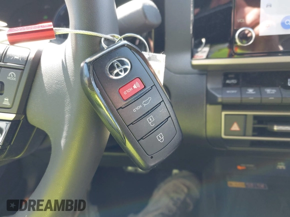 2025 Toyota Camry LE z VIN 4T1DAACK2SU566377, wystawiony jako IAAI lot #41818582 z przebiegiem 1 950 mil mil oraz . Historia ofert i sprzedaży dostępna na DreamBid. Obrazek 11.