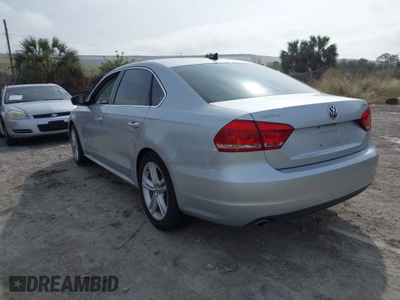 2015 Volkswagen Passat SE z VIN 1VWBV7A34FC085960, wystawiony jako IAAI lot #41464038 z przebiegiem 85 312 mil mil oraz . Historia ofert i sprzedaży dostępna na DreamBid. Obrazek 3.