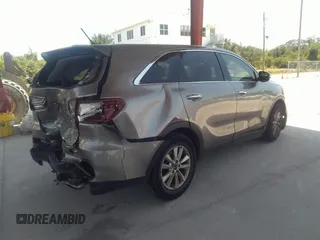 2019 Kia Sorento LX V6 with VIN 5XYPG4A52KG440780, listed as a IAAI auction lot 41673576 with 125,740 mi miles. Bid and sale history available at carsss.com. Image 4.