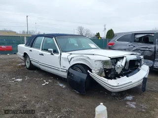 1994 Lincoln Town Car Executive with VIN 1LNLM81WXRY695472, listed as a IAAI auction lot 42017751 with 118,072 mi miles. Bid and sale history available at carsss.com. Image 6.