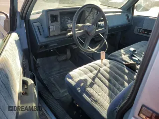 1990 GMC Sierra 2500 z VIN 1GTGK24K9LE552815, wystawiony jako Copart lot #76828874 z przebiegiem 211 977 mil mil oraz Szkody całkowita. Historia ofert i sprzedaży dostępna na DreamBid. Obrazek 8.
