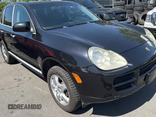 2006 Porsche Cayenne z VIN WP1AA29P06LA27007, wystawiony jako Copart lot #55669435 z przebiegiem 81 189 mil mil oraz Szkoda całkowita • Salvage title. Historia ofert i sprzedaży dostępna na DreamBid. Obrazek 1.