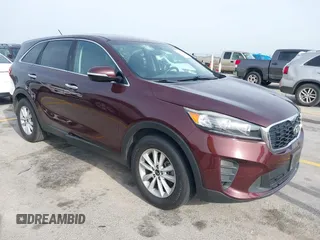 2020 Kia Sorento S z VIN 5XYPG4A59LG621439, wystawiony jako IAAI lot #42252750 z przebiegiem 87 495 mil mil oraz . Historia ofert i sprzedaży dostępna na DreamBid. Obrazek 1.