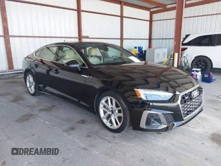 2024 Audi A5 Sportback S line Premium Plus z VIN WAUFACF56RA068786, wystawiony jako IAAI lot #42015793 z przebiegiem 14 947 mil mil oraz . Historia ofert i sprzedaży dostępna na DreamBid. Obrazek 1.