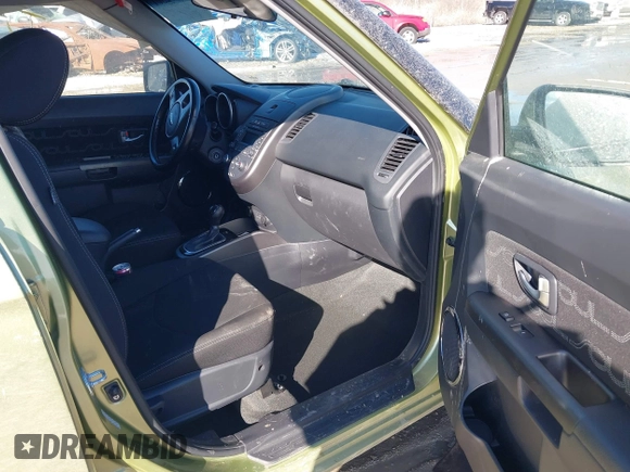 2013 Kia Soul + z VIN KNDJT2A67D7518517, wystawiony jako IAAI lot #41672301 z przebiegiem Nie podano mil oraz . Historia ofert i sprzedaży dostępna na DreamBid. Obrazek 5.