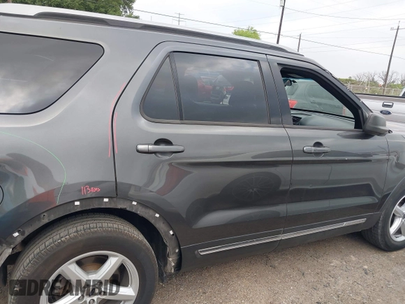 2018 Ford Explorer XLT z VIN 1FM5K7D80JGC54112, wystawiony jako IAAI lot #41947904 z przebiegiem 126 800 mil mil oraz . Historia ofert i sprzedaży dostępna na DreamBid. Obrazek 14.