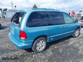 1996 Dodge Caravan SE with VIN 1B4GP45R9TB426378, listed as a IAAI auction lot 41947737 with 150,182 mi miles. Bid and sale history available at carsss.com. Image 4.
