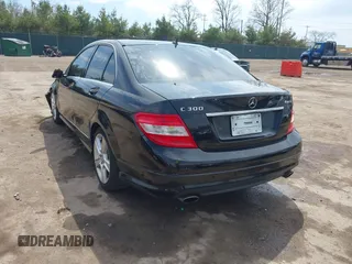 2011 Mercedes-Benz C 300 Sport z VIN WDDGF8BB0BR187349, wystawiony jako IAAI lot #42099019 z przebiegiem 152 338 mil mil oraz . Historia ofert i sprzedaży dostępna na DreamBid. Obrazek 3.