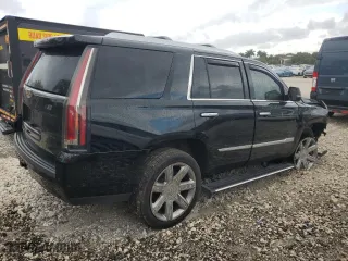 2018 Cadillac Escalade Premium Luxury with VIN 1GYS4CKJ3JR305195, listed as a Copart auction lot 43159425 with 147,077 mi miles and Salvage Title. Bid and sale history available at carsss.com. Image 3.