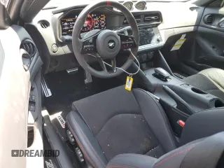 2024 Nissan Z Nismo с VIN JN1BZ4CH8RM363453, выставлен на аукционе Copart как лот 54131365 с пробегом 123 миль миль и Списание • Salvage title. История ставок и продаж доступна на DreamBid. Изображение 8.