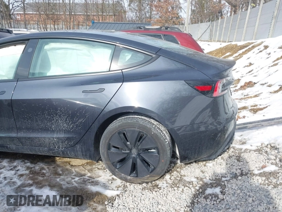 2025 Tesla Model 3 Long Range z VIN 5YJ3E1EB5SF880681, wystawiony jako IAAI lot #41429855 z przebiegiem 747 mil mil oraz . Historia ofert i sprzedaży dostępna na DreamBid. Obrazek 17.