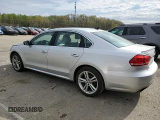 2014 Volkswagen Passat SE z VIN 1VWBT7A30EC076841, wystawiony jako Copart lot #52970685 z przebiegiem 142 628 mil mil oraz Szkoda całkowita • Salvage title. Historia ofert i sprzedaży dostępna na DreamBid. Obrazek 2.