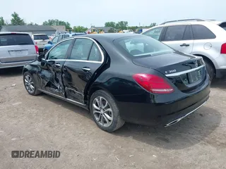 2017 Mercedes-Benz C 300 z VIN 55SWF4KB5HU200236, wystawiony jako IAAI lot #42551004 z przebiegiem 75 802 mil mil oraz . Historia ofert i sprzedaży dostępna na DreamBid. Obrazek 3.