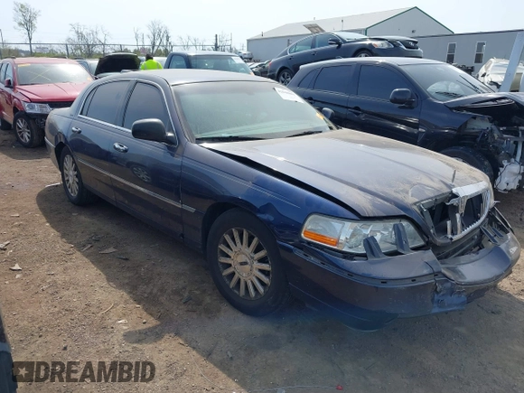 2003 Lincoln Town Car Executive z VIN 1LNHM81W43Y632820, wystawiony jako IAAI lot #42048881 z przebiegiem 137 738 mil mil oraz . Historia ofert i sprzedaży dostępna na DreamBid. Obrazek 1.