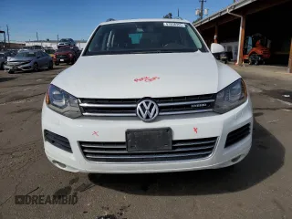 2012 Volkswagen Touareg с VIN WVGEG9BP1CD007581, выставлен на аукционе Copart как лот 47958355 с пробегом 79 649 миль миль и Списание • Salvage title. История ставок и продаж доступна на DreamBid. Изображение 5.