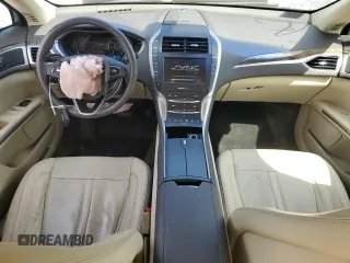 2014 Lincoln MKZ z VIN 3LN6L2JK4ER805421, wystawiony jako Copart lot #56781605 z przebiegiem 90 061 mil mil oraz Tytuł czysty. Historia ofert i sprzedaży dostępna na DreamBid. Obrazek 8.