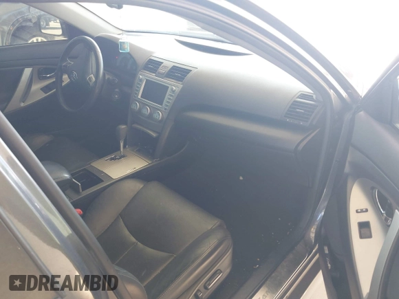 2009 Toyota Camry LE z VIN 4T1BK46K09U592438, wystawiony jako IAAI lot #42078810 z przebiegiem 164 582 mil mil oraz . Historia ofert i sprzedaży dostępna na DreamBid. Obrazek 5.