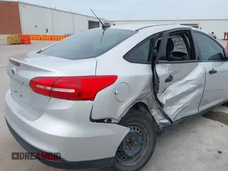 2017 Ford Focus S z VIN 1FADP3E28HL210368, wystawiony jako IAAI lot #42260711 z przebiegiem 69 067 mil mil oraz . Historia ofert i sprzedaży dostępna na DreamBid. Obrazek 6.