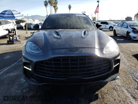 2023 Aston Martin DBX 707 z VIN SD7VUJBW6PTV07155, wystawiony jako Copart lot #85346734 z przebiegiem 6819 mil mil oraz Szkody całkowita. Historia ofert i sprzedaży dostępna na DreamBid. Obrazek 5.