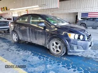 2015 Chevrolet Sonic LT z VIN 1G1JC5SH0F4191697, wystawiony jako Copart lot #88711955 z przebiegiem 126 569 mil mil oraz Szkoda całkowita • Salvage title. Historia ofert i sprzedaży dostępna na DreamBid. Obrazek 4.