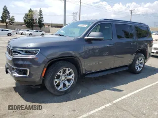 2022 Jeep Wagoneer Series II z VIN 1C4SJUBT3NS165413, wystawiony jako Copart lot #55669825 z przebiegiem 12 693 mil mil oraz Szkoda całkowita • Salvage title. Historia ofert i sprzedaży dostępna na DreamBid. Obrazek 1.