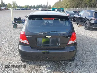 2007 Chevrolet Aveo LS z VIN KL1TD66697B739406, wystawiony jako IAAI lot #42254135 z przebiegiem 95 369 mil mil oraz . Historia ofert i sprzedaży dostępna na DreamBid. Obrazek 16.