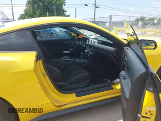 2015 Ford Mustang EcoBoost z VIN 1FA6P8TH1F5431521, wystawiony jako IAAI lot #42799574 z przebiegiem 147 337 mil mil oraz . Historia ofert i sprzedaży dostępna na DreamBid. Obrazek 5.