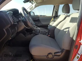 2022 Toyota Tacoma SR z VIN 3TMCZ5AN0NM464534, wystawiony jako Copart lot #55785945 z przebiegiem 31 785 mil mil oraz Szkoda całkowita • Salvage title. Historia ofert i sprzedaży dostępna na DreamBid. Obrazek 7.