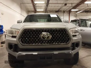 2019 Toyota Tacoma SR z VIN 3TMCZ5AN1KM232360, wystawiony jako IAAI lot #42006355 z przebiegiem 133 909 mil mil oraz . Historia ofert i sprzedaży dostępna na DreamBid. Obrazek 13.