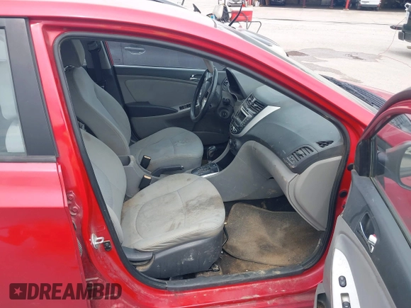 2014 Hyundai Accent SE z VIN KMHCU5AE7EU145704, wystawiony jako IAAI lot #42357042 z przebiegiem 96 773 mil mil oraz . Historia ofert i sprzedaży dostępna na DreamBid. Obrazek 5.