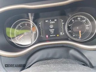 2018 Jeep Cherokee Latitude Tech Connect z VIN 1C4PJLCB5JD568524, wystawiony jako IAAI lot #42542664 z przebiegiem 82 370 mil mil oraz . Historia ofert i sprzedaży dostępna na DreamBid. Obrazek 7.