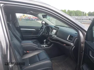 2019 Toyota Highlander SE z VIN 5TDKZRFHXKS316330, wystawiony jako IAAI lot #42183341 z przebiegiem 81 705 mil mil oraz . Historia ofert i sprzedaży dostępna na DreamBid. Obrazek 5.