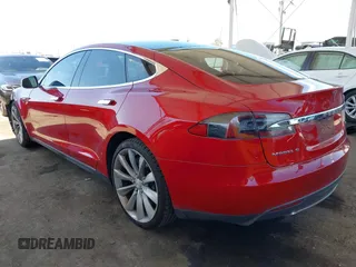 2013 Tesla Model S with VIN 5YJSA1DN8DFP25774, listed as a IAAI auction lot 41998095 with 135,671 mi miles and . Bid and sale history available at carsss.com. Image 3.
