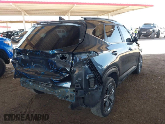2023 Kia Seltos S z VIN KNDEU2AA1P7387768, wystawiony jako IAAI lot #42454208 z przebiegiem 42 637 mil mil oraz . Historia ofert i sprzedaży dostępna na DreamBid. Obrazek 4.