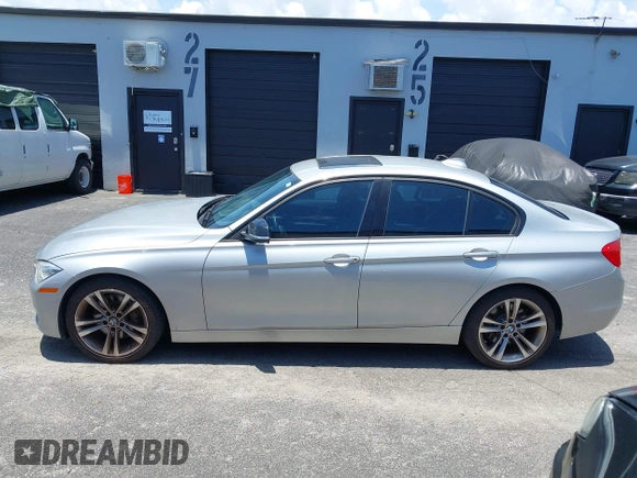 2013 BMW 3 Series 335i z VIN WBA3A9C56DF475450, wystawiony jako IAAI lot #42469522 z przebiegiem Nie podano mil oraz . Historia ofert i sprzedaży dostępna na DreamBid. Obrazek 14.