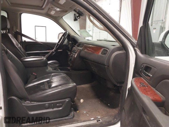 2008 Chevrolet Suburban Commercial with VIN 1GNFK16348J196002, listed as a IAAI auction lot 41378119 with 287,078 mi miles. Bid and sale history available at carsss.com. Image 5.