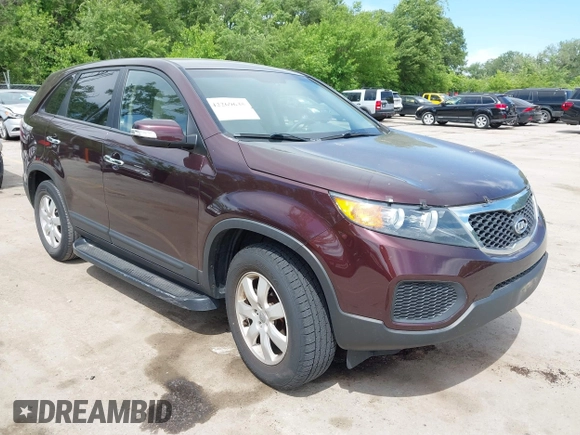 2012 Kia Sorento LX z VIN 5XYKT3A19CG286034, wystawiony jako IAAI lot #42269635 z przebiegiem 163 935 mil mil oraz . Historia ofert i sprzedaży dostępna na DreamBid. Obrazek 1.