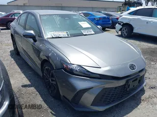 2025 Toyota Camry LE z VIN 4T1DAACKXSU528203, wystawiony jako IAAI lot #42096072 z przebiegiem 7 564 mil mil oraz . Historia ofert i sprzedaży dostępna na DreamBid. Obrazek 1.