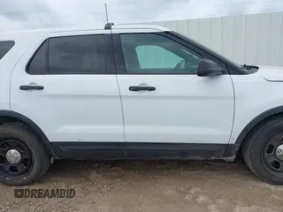 2016 Ford Police Interceptor Utility z VIN 1FM5K8AR5GGC67532, wystawiony jako IAAI lot #42183690 z przebiegiem 116 244 mil mil oraz . Historia ofert i sprzedaży dostępna na DreamBid. Obrazek 13.