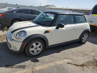 2011 MINI Hardtop z VIN WMWSU3C53BT181633, wystawiony jako Copart lot #57478365 z przebiegiem Nie podano mil oraz Tytuł czysty. Historia ofert i sprzedaży dostępna na DreamBid. Obrazek 1.