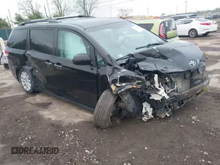 2013 Toyota Sienna XLE z VIN 5TDDK3DC3DS062352, wystawiony jako IAAI lot #42177629 z przebiegiem 289 981 mil mil oraz . Historia ofert i sprzedaży dostępna na DreamBid. Obrazek 1.