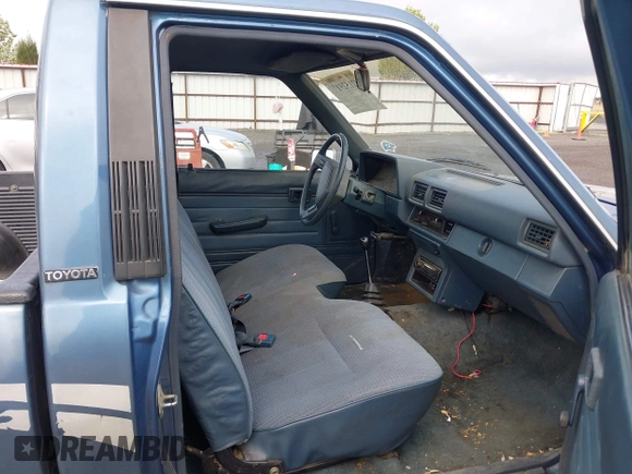 1988 Toyota Pickup with VIN JT4RN50R5J5169942, listed as a IAAI auction lot 42152517 with 218,579 mi miles and . Bid and sale history available at DreamBid. Image 5.