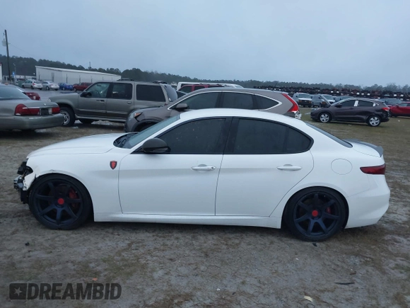 2017 Alfa Romeo Giulia Ti z VIN ZARFAECN2H7539370, wystawiony jako IAAI lot #41762612 z przebiegiem 100 629 mil mil oraz . Historia ofert i sprzedaży dostępna na DreamBid. Obrazek 15.