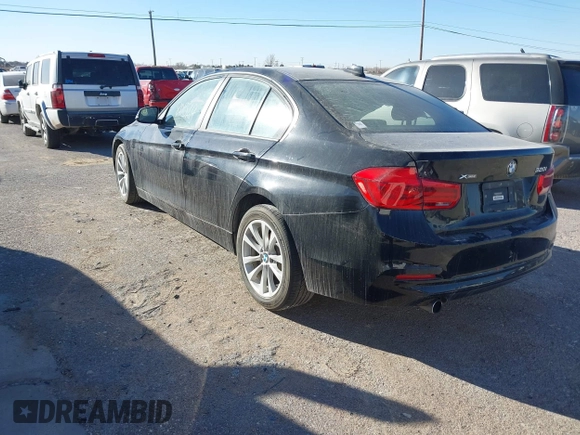 2018 BMW 3 Series 320i xDrive z VIN WBA8A3C52JA494542, wystawiony jako IAAI lot #41371426 z przebiegiem Nie podano mil oraz . Historia ofert i sprzedaży dostępna na DreamBid. Obrazek 3.