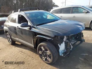 2024 Hyundai Kona SEL z VIN KM8HBCAB8RU163379, wystawiony jako IAAI lot #41616257 z przebiegiem 7 449 mil mil oraz . Historia ofert i sprzedaży dostępna na DreamBid. Obrazek 1.