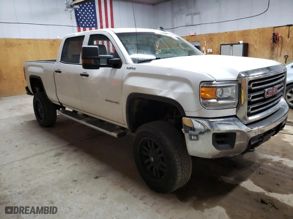 2018 GMC Sierra 2500HD with VIN 1GT12REG9JF164936, listed as a Copart auction lot 70438794 with 206,573 mi miles and Salvage Title. Bid and sale history available at carsss.com. Image 4.