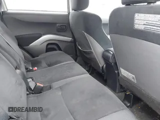 2007 Mitsubishi Outlander LS z VIN JA4MT31X67U011541, wystawiony jako IAAI lot #42265073 z przebiegiem 92 230 mil mil oraz . Historia ofert i sprzedaży dostępna na DreamBid. Obrazek 8.