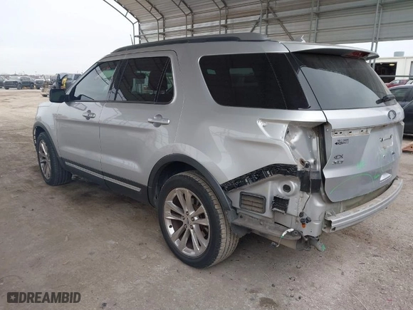 2019 Ford Explorer XLT with VIN 1FM5K7D86KGB38219, listed as a IAAI auction lot 41649954 with 65,997 mi miles. Bid and sale history available at carsss.com. Image 3.