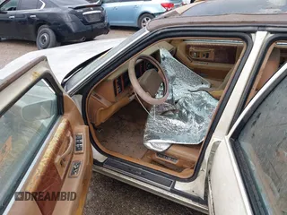1990 Cadillac Seville z VIN 1G6KY533XLU803161, wystawiony jako IAAI lot #42164352 z przebiegiem Nie podano mil oraz . Historia ofert i sprzedaży dostępna na DreamBid. Obrazek 5.